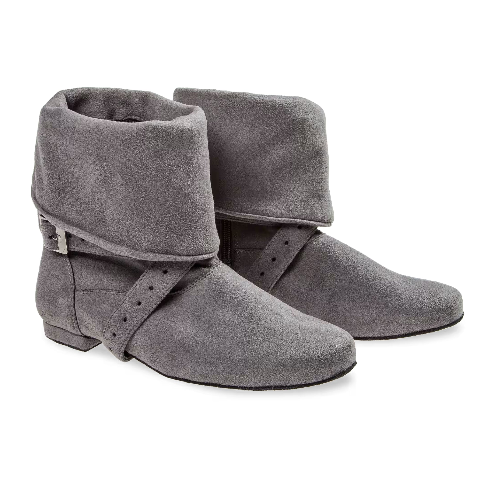 202 Tanzstiefel in Grau von Diamant: handgefertigte Wildlederstiefeletten mit Bündchen und Riemen auf weißem Hintergrund.